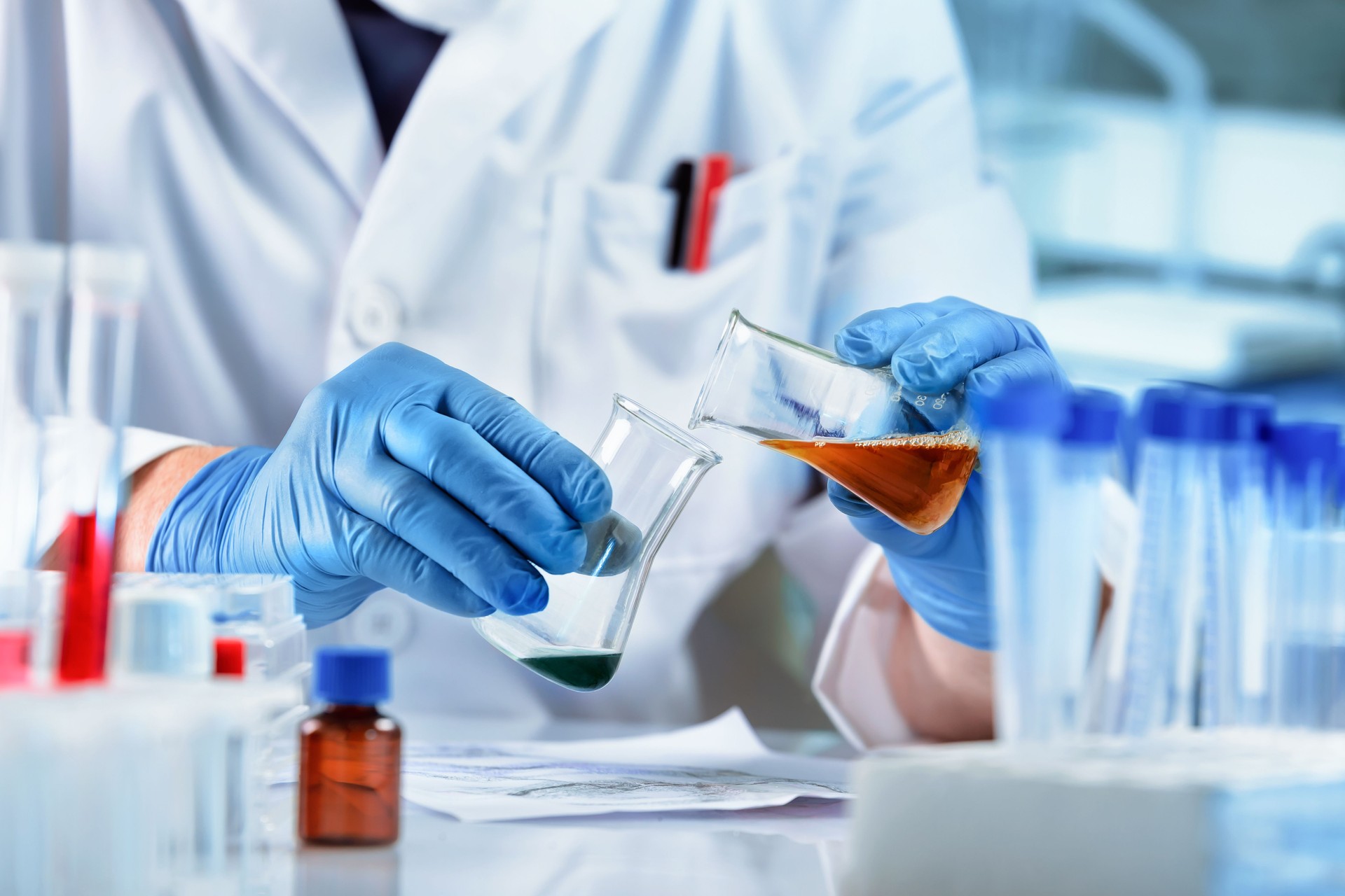 Researcher working whit fluids in flasks in the chemical laboratory